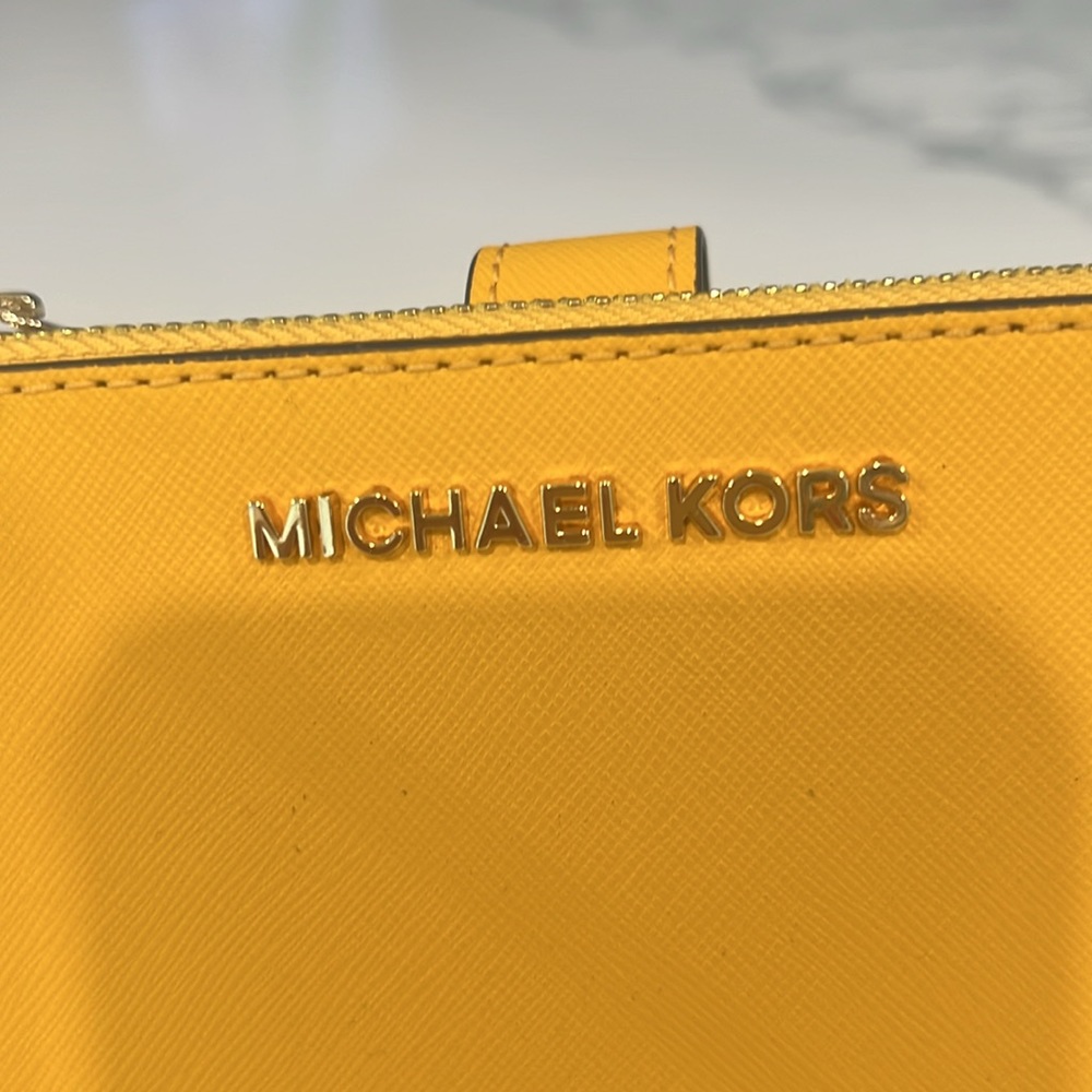 💛Cute. Michel Kors WRISTLET. - Picture 15 of 16